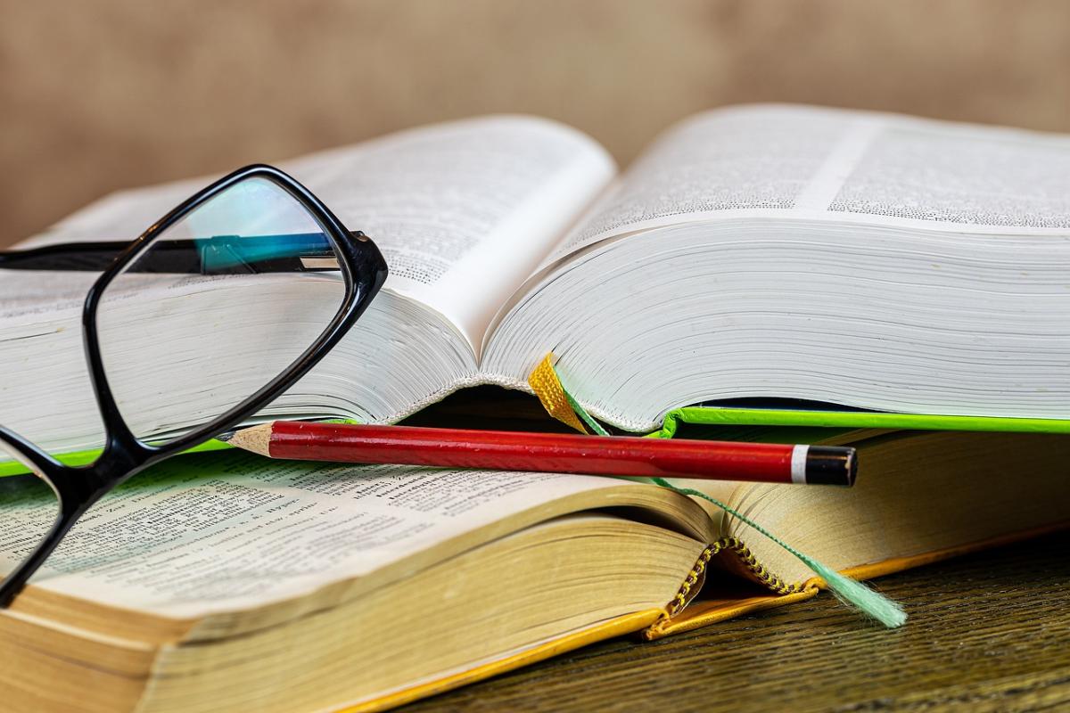 Libro_lapiz_lentes.jpg